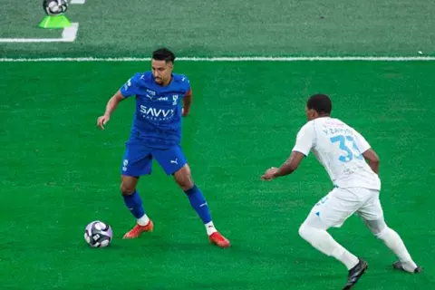 معاناة جوميز لا تتوقف.. الهلال يهزم الفتح ويطارد النصر على الصدارة